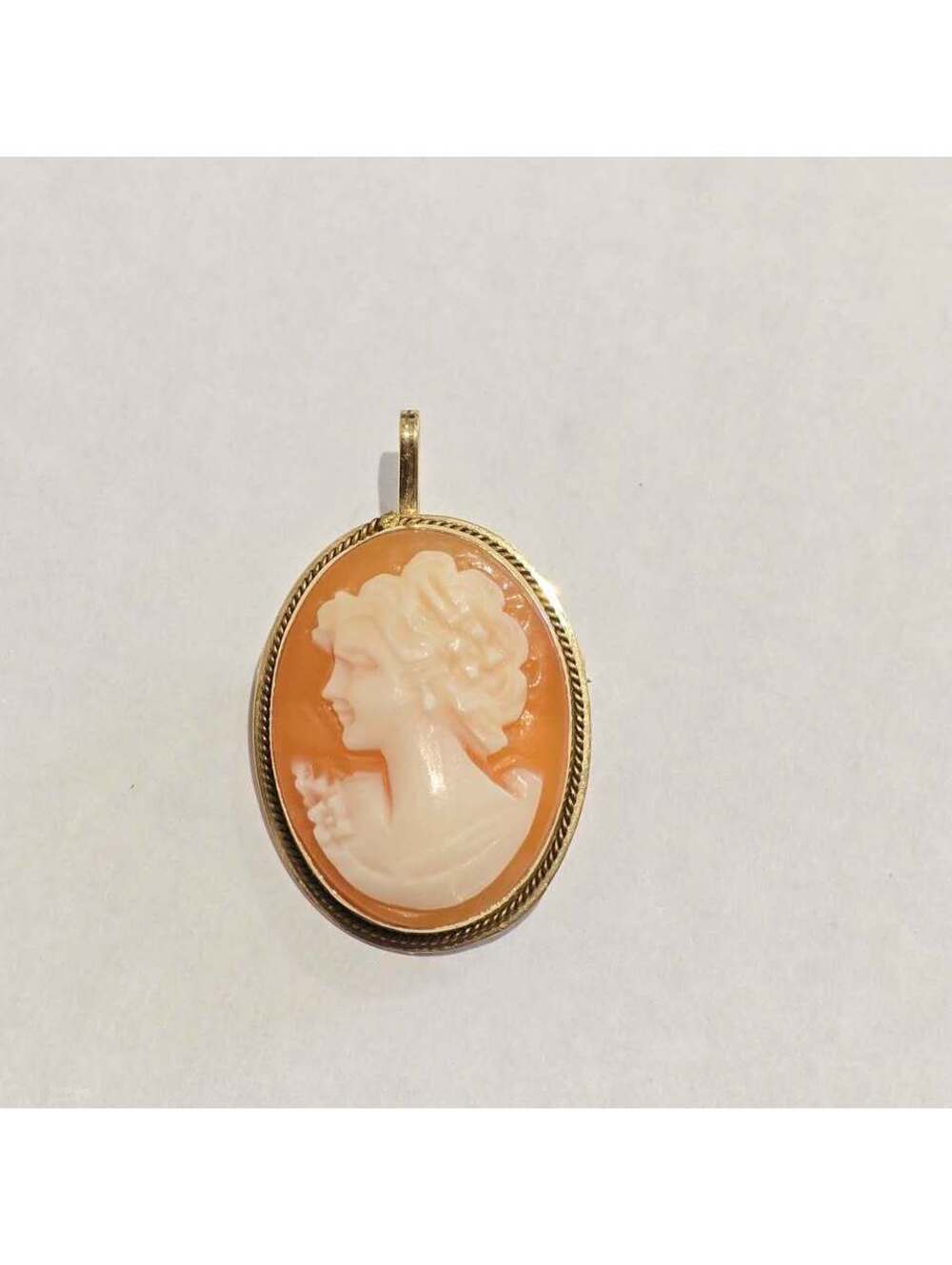 14K (585) Oval Cameo Pendant/brooch 2.7g
